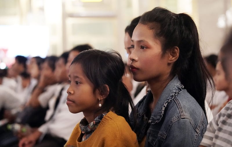 Srey Kia y Srey Nic prestan atención durante un devocional con el presidente Russell M. Nelson, de La Iglesia de Jesucristo de los Santos de los Últimos Días, en Nom Pen, Camboya, el martes 19 de noviembre de 2019.
