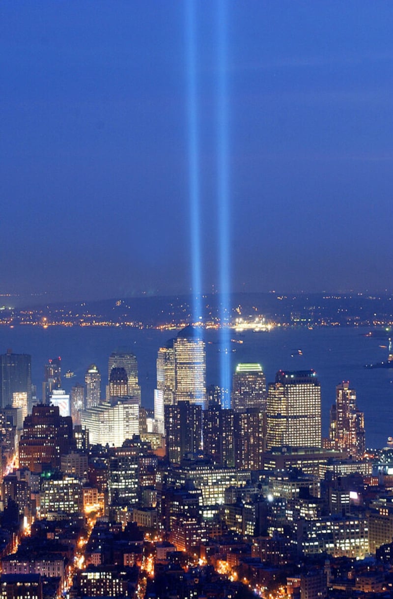 Rayos gemelos de luz forman el “Tributo de Luz” en el sitio del World Trade Center en el segundo aniversario de los ataques del 11 de septiembre el jueves, 11 de septiembre de 2003 en Nueva York. La fotografía se tomó desde el Empire State Building. (Foto AP / Ed Bailey).