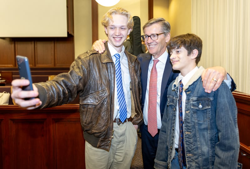 El presidente general de los Hombres Jóvenes Steven J. Lund se toma una selfie con dos hombres jóvenes después de un devocional en Liberty, Missouri. El devocional fue parte de una gira ministerial en Missouri del 13 al 16 de marzo de 2025.