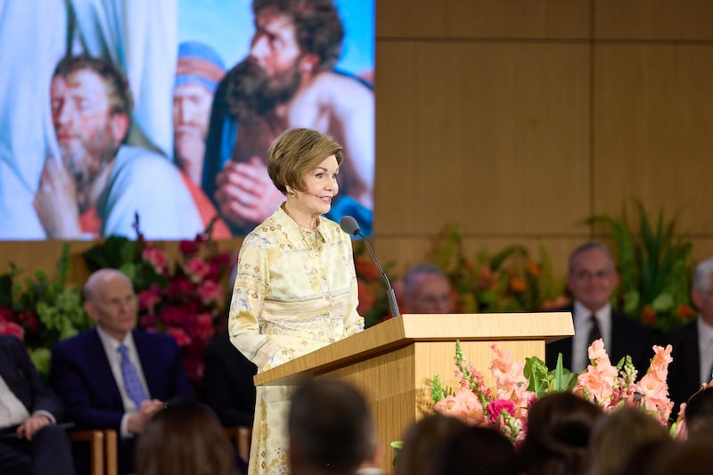 La hermana Kristen Oaks, esposa del presidente de la Iglesia, Dallin H. Oaks, comparte su testimonio en la sesión del sábado 20 de junio de 2026 del Seminario para Nuevos Líderes de Misión en el Centro de Capacitación Misional de Provo en Provo, Utah.