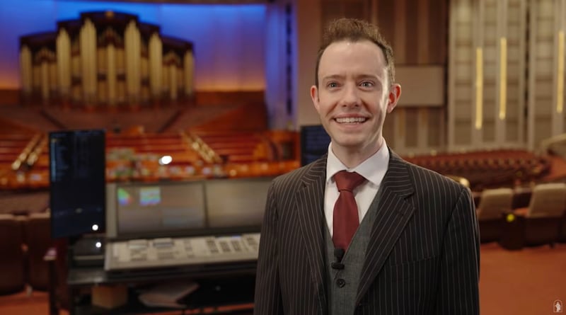Braden Earl Howard, especialista en iluminación de la Iglesia, aparece en un nuevo video de la Iglesia sobre el trabajo entre bastidores de técnicos de audio e iluminación antes de la Conferencia General Anual.