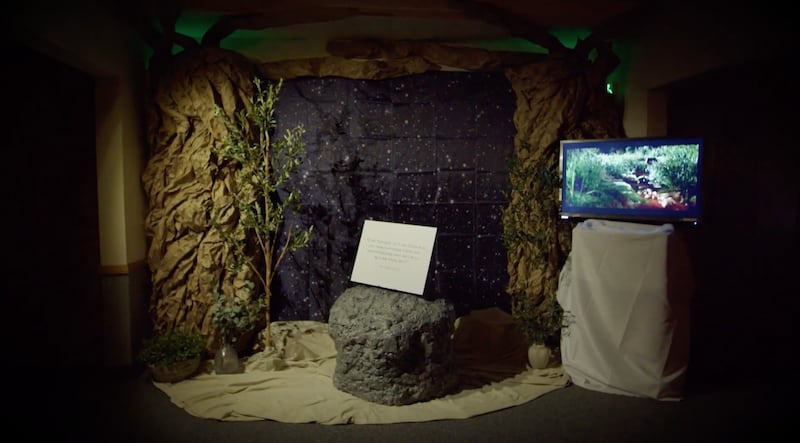 El salón de una capilla en Herriman, Utah, se transforma para representar la escena de Getsemaní de la vida de Jesucristo, el 9 y 10 de abril de 2025.