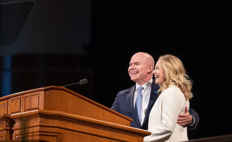 El presidente de la Universidad Brigham Young–Idaho, Alvin F. Meredith III, y su esposa, la hermana Jennifer Meredith, hablan en un devocional del campus el martes, 21 de abril de 2026, en Rexburg, Idaho.