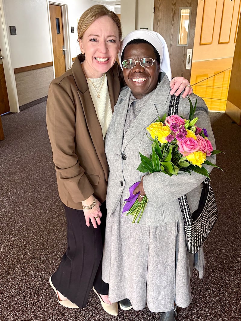 Katee Bailey y la hermana Rosemary Nyirumbe sonríen después de un devocional y un proyecto de servicio el 8 de marzo de 2026 en Norman, Oklahoma.