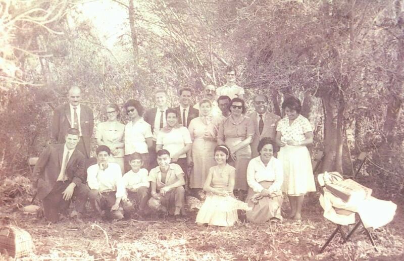 Misioneros y Santos de los Últimos Días posan para una foto cerca del Río Negro en Resistencia, Argentina, en 1961.