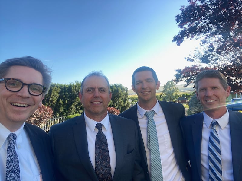 Los obispos de las cuatro ramas de Othello en la Estaca de Othello Washington se toman una foto juntos después de una conferencia de liderazgo el 7 de junio de 2025.