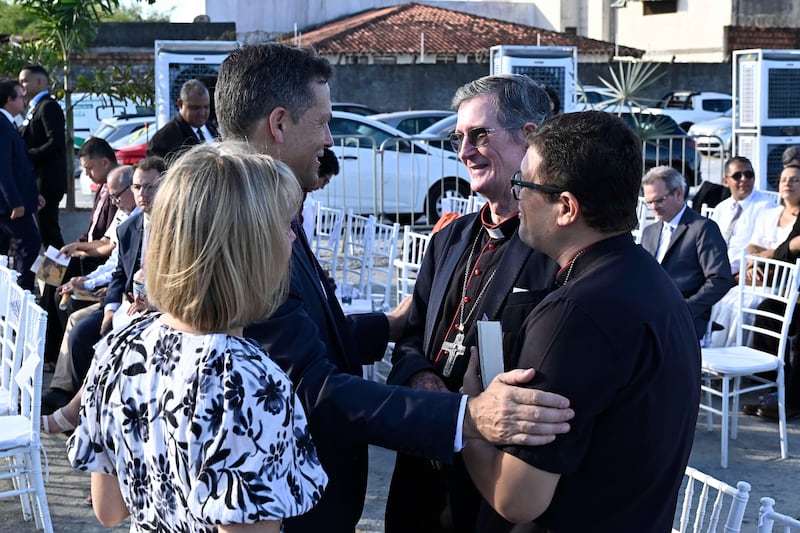 El élder B. Corey Cuvelier de la presidencia del Área de Brasil y su esposa, la hermana Wendi Cuvelier, saludan a los invitados en la ceremonia de colocación de la primera piedra del Templo de Brasil en Maceió.