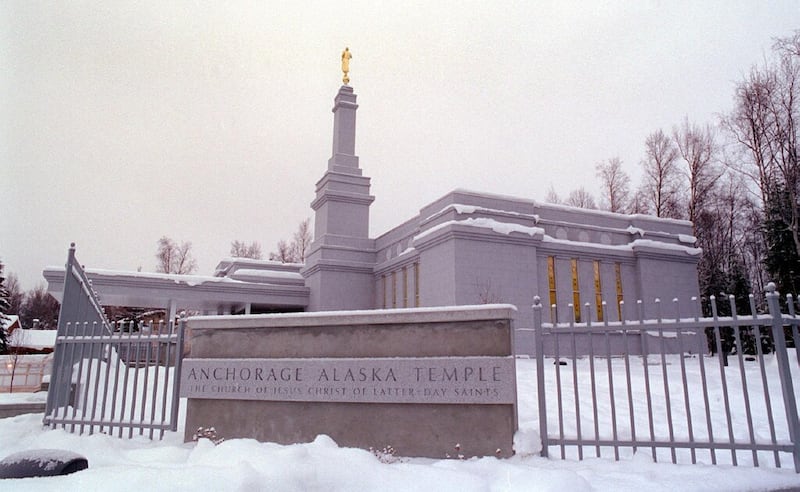 El letrero frontal del Templo de Anchorage, Alaska, con el templo de fondo.
