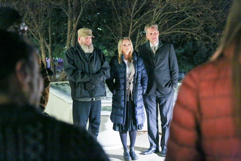 De izquierda a derecha: Hamza Scheidigger, de la Sociedad Islámica de Denver, junto al élder Thad Brown y su esposa, la hermana Raylene Brown, afuera del Templo de Denver, Colorado, durante un recorrido por el edificio el 5 de diciembre de 2025 en Denver, Colorado.
