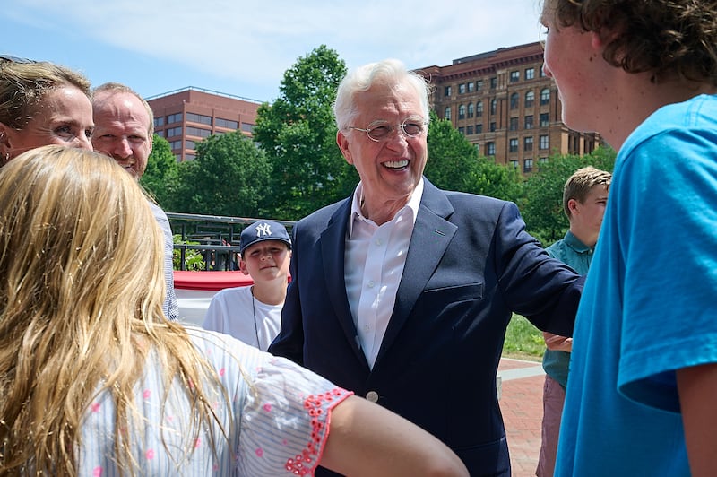 El presidente D. Todd Christofferson, segundo consejero de la Primera Presidencia, saluda a los visitantes mientras recorre sitios históricos en Filadelfia, Pensilvania, incluyendo la Campana de la Libertad y el Independence Hall, el viernes 12 de junio de 2026.