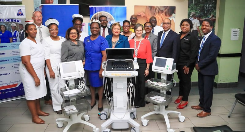 La Iglesia donó recientemente equipo médico a dos hospitales en Jamaica. El Élder Ahmad S. Corbitt, una Autoridad General Setenta y miembro de la presidencia del Área Caribeña de la Iglesia, está de pie tercero desde la derecha.