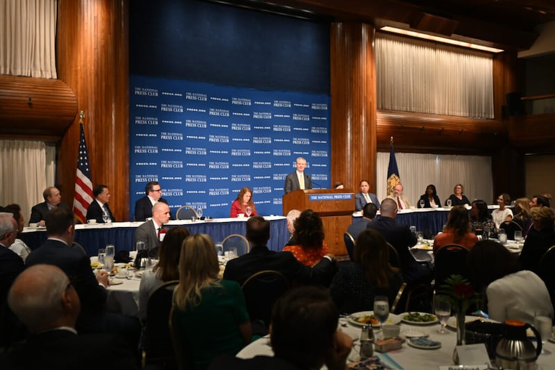 El élder David A. Bednar, del Cuórum de los Doce Apóstoles, responde preguntas en el National Press Club en Washington, D.C., el jueves 26 de mayo de 2022. Los asistentes incluyeron al Senador Mitt Romney (segundo desde la izquierda) y Ken Niumatalolo, Annapolis, Maryland Presidente de estaca y entrenador en jefe del equipo de fútbol americano de la Academia Naval de EE. UU. (a la derecha del podio)