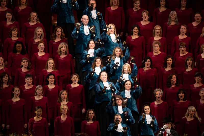 Los músicos se presentan durante una grabación del especial de televisión “Navidad con el Coro del Tabernáculo” en el Centro de Conferencias de Salt Lake City el viernes, 17 de diciembre de 2021.