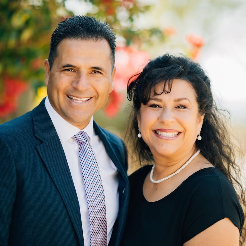 Raymond Contreras y Lucinda León Contreras, quienes servirán como presidente y compañera de la Misión California Ventura a partir de julio de 2026.
