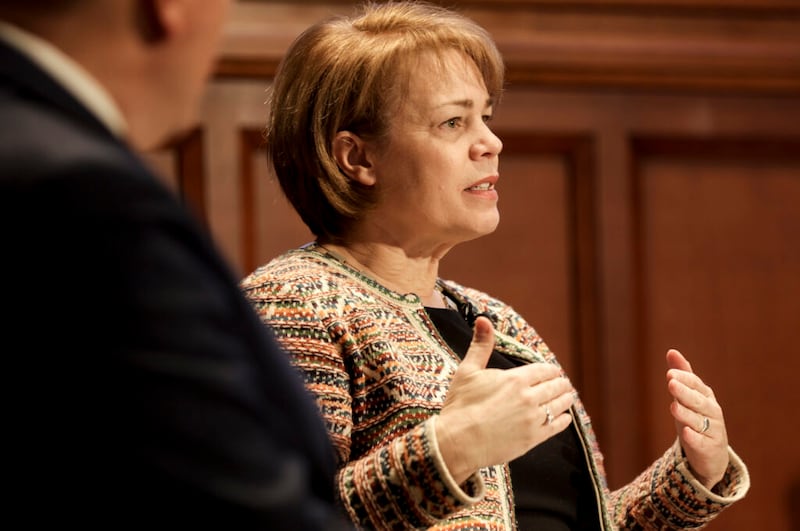 La hermana Sharon Eubank, primera consejera de la presidencia general de la Sociedad de Socorro de la Iglesia de Jesucristo de los Santos de los Últimos Días habla en la sección del panel durante el Simposio de Historia de la Iglesia en el Edificio de Oficinas de la Iglesia.