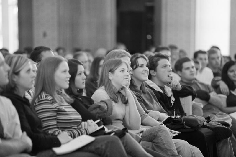 Los estudiantes de Ricks College escuchan durante un foro del campus en Rexburg, Idaho, en julio de 2000.