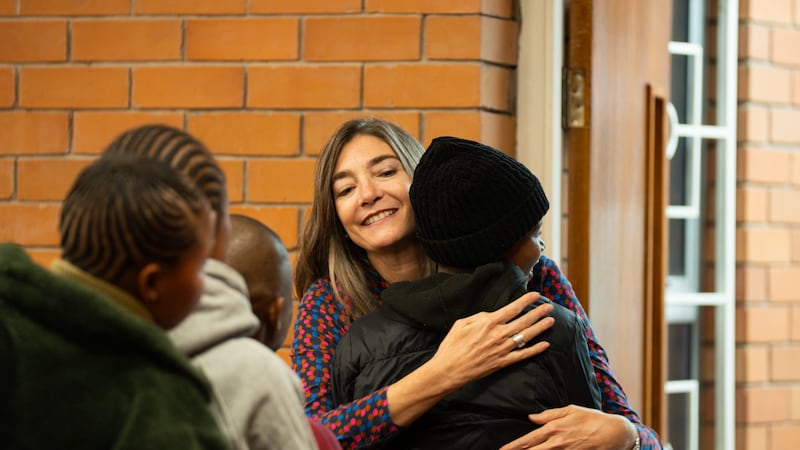 La hermana Andrea Muñoz Spannaus saluda a mujeres jóvenes en Maseru, Lesoto, 5 de septiembre de 2026.