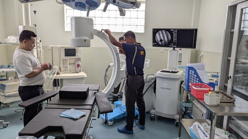 Empleados del Centro de Salud Seda Senchhey en Tboung Khmum, Camboya, instalan equipo médico donado por la Iglesia el 7 de junio de 2025.