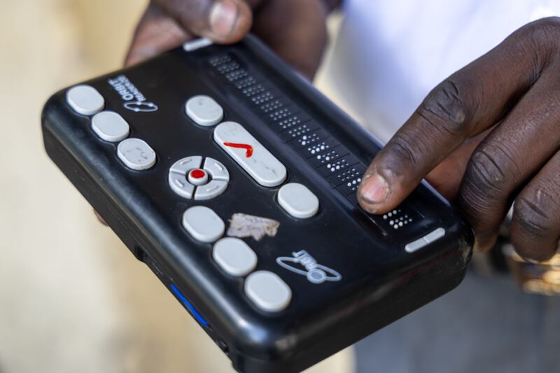 Un estudiante demuestra cómo funciona un Orbit Reader, una herramienta digital de braille, el 16 de enero de 2026, en Kisumu, Kenia. La Iglesia de Jesucristo de los Santos de los Últimos Días y otras organizaciones comunitarias donaron 87 Orbit Readers a la Escuela Secundaria Especial Kibos, una escuela para estudiantes ciegos y con discapacidad visual en Kisumu.