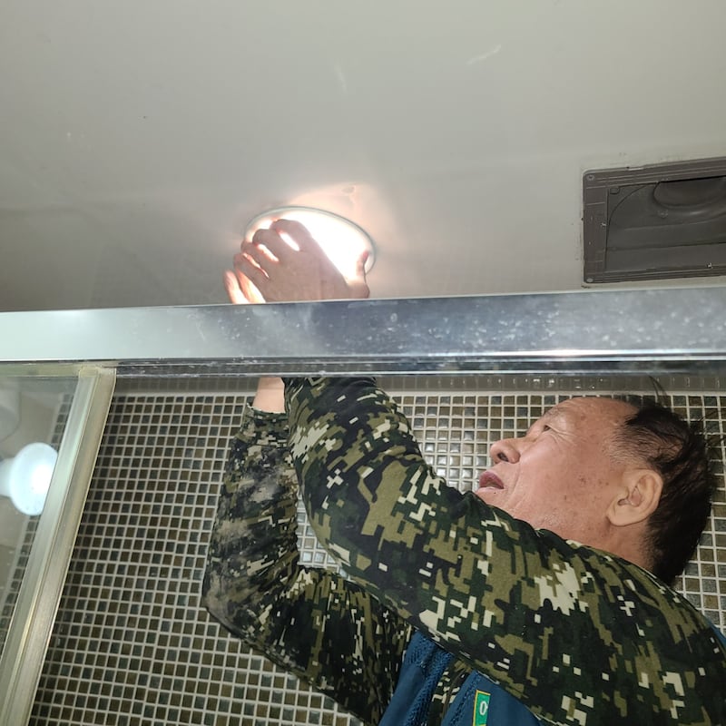 Un misionero de servicio mayor que sirve en la Misión Corea Seúl realiza mantenimiento en un apartamento de misioneros en 2025.
