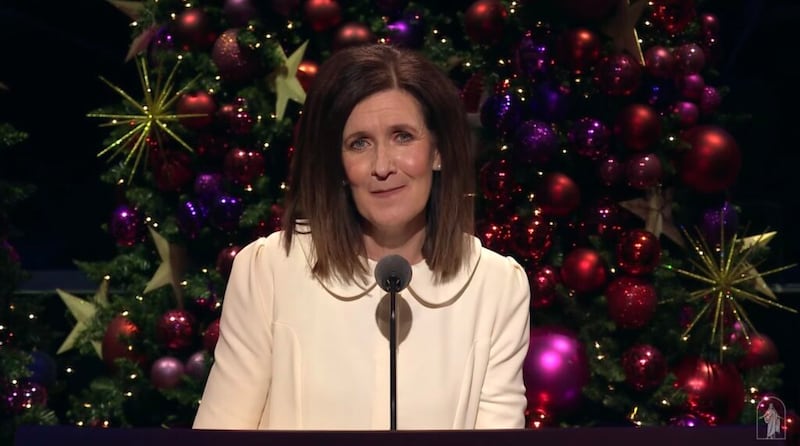 La hermana Michelle D. Craig, primera consejera de la presidencia general de las Mujeres Jóvenes, durante el devocional de Navidad de la Primera Presidencia el domingo, 5 de diciembre.