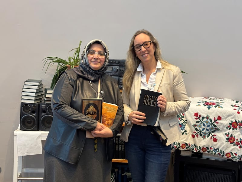La capellana Esra Aksu, izquierda, y la capellana Becky Mantynen sostienen materiales religiosos disponibles para las mujeres en la Institución Grand Valley para Mujeres.