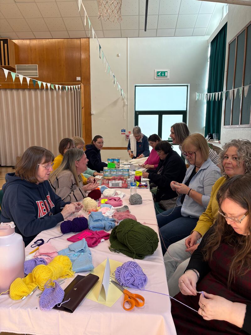 Las hermanas de la Sociedad de Socorro del Barrio Duston confeccionan ropa para bebé para Baby Basics Northampton en Northampton, Inglaterra, en marzo de 2026.