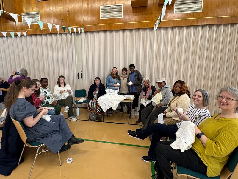 Las hermanas de la Sociedad de Socorro del Barrio Northampton hacen mantas para bebés para Sands, una organización benéfica que brinda apoyo por mortinatos y muertes neonatales, en Northampton, Inglaterra, el 14 de marzo de 2026.
