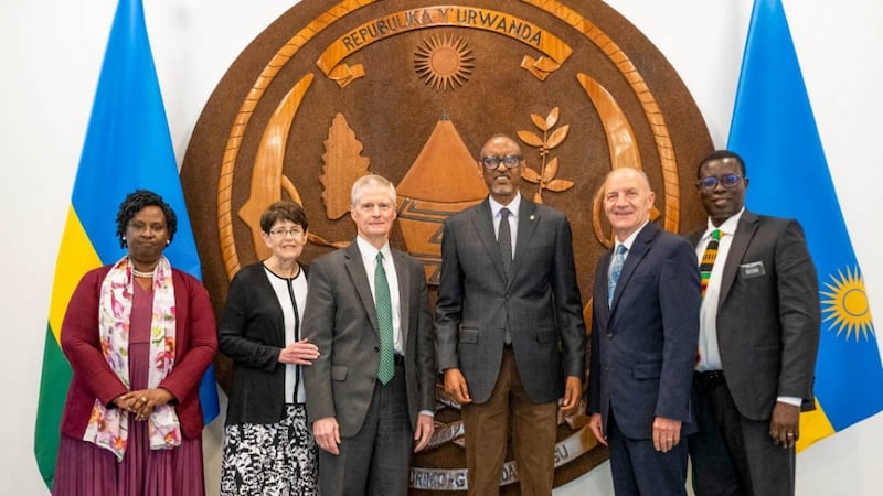 El élder David A. Bednar, la hermana Susan Bednar, el élder Paul B. Piper y John A. Korateng, presidente de la Misión Ruanda Kigali, posan para una foto oficial con el presidente de Ruanda, Paul Kagame, y con Usta Kayitesi, del Ministerio de Relaciones Exteriores.