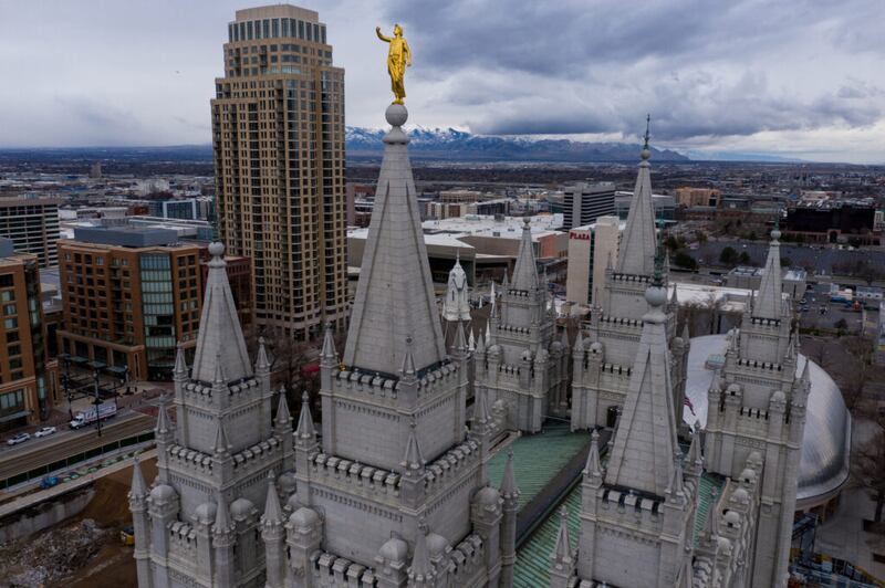 La estatua del ángel Moroni en lo alto del Templo de Salt Lake de La Iglesia de Jesucristo de los Santos de los Últimos Días se yergue sin su trompeta luego de un terremoto en Salt Lake City el miércoles, 18 de marzo de 2020.