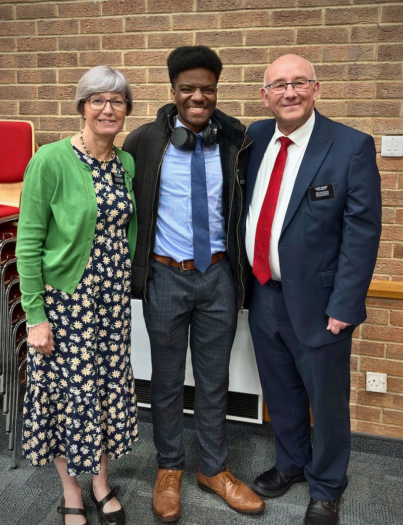 El élder Paul Burdon y la hermana Carole Burdon posan con el élder Miller en Inglaterra a principios de 2025.