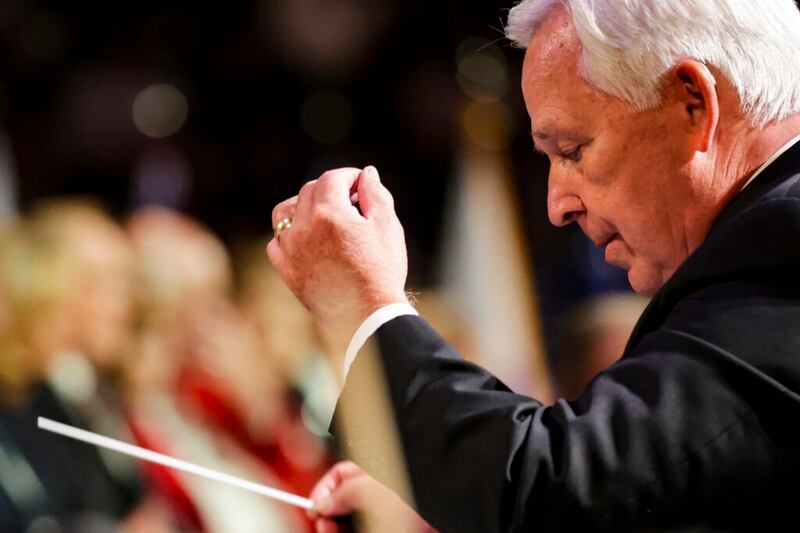 Craig Jessop dirige el Coro y la Orquesta del Festival Estadounidense durante el Festival de la Libertad del Servicio Patriótico de Estados Unidos en el Marriott Center en Provo el domingo 3 de julio de 2022.