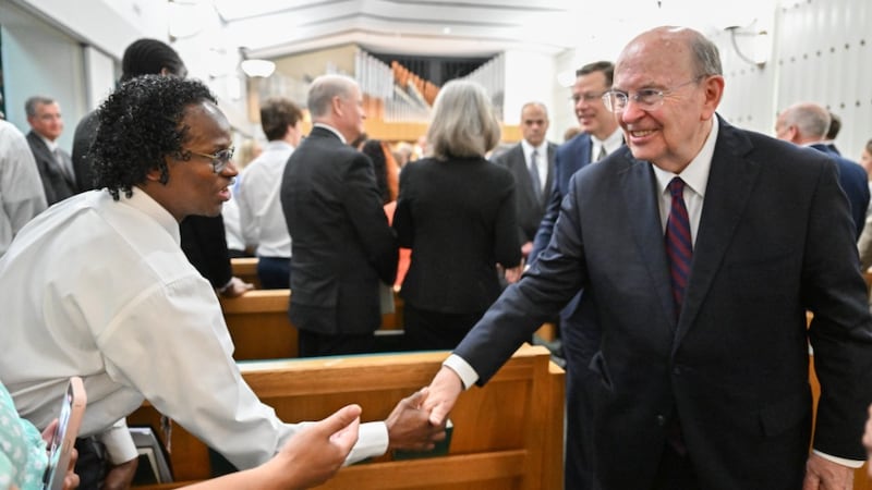 El élder Quentin L. Cook del Cuórum de los Doce Apóstoles interactúa con miembros y amigos de la Iglesia durante una transmisión devocional en el Reino Unido e Irlanda, originada desde la Capilla Hyde Park en Londres el domingo 24 de mayo de 2026.