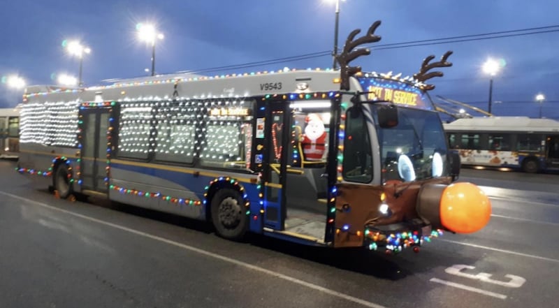 Uno de los autobuses decorados como un renos de TransLink en la carretera, completo con luces intermitentes. El proyecto anual difunde la alegría navideña y recoge y entrega nuevos juguetes donados para niños necesitados.