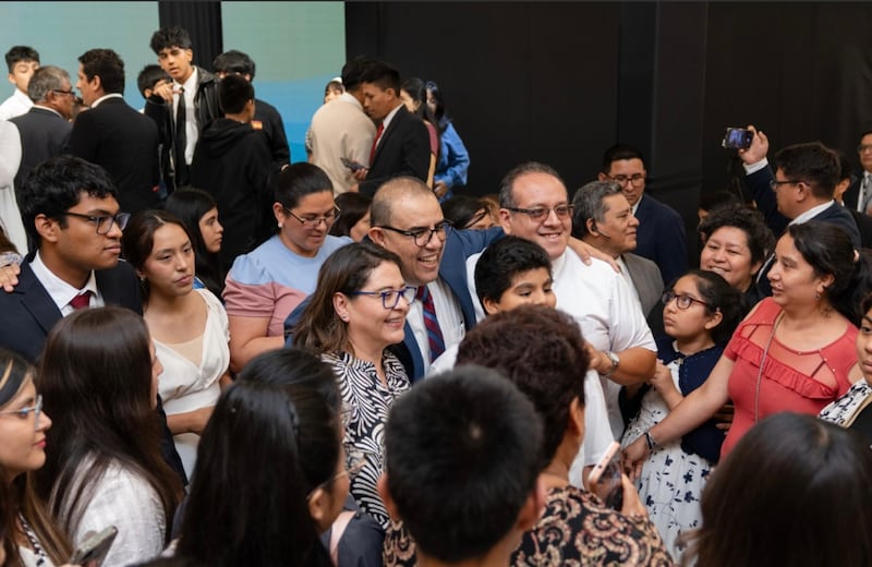 El Élder Taylor G. Godoy — Autoridad General Setenta y primer consejero en la presidencia del Área Noroeste de Sudamérica — y la hermana Carol Godoy interactúan con jóvenes y sus padres y líderes después de un devocional en Lima, Perú, el 11 de enero de 2026.