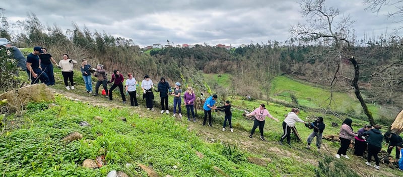 Voluntarios Santos de los Últimos Días apoyan los esfuerzos de limpieza en el pequeño pueblo de Chumbaria, en el centro de Portugal, después de que tormentas mortales azotaran el país a principios de febrero de 2026.
