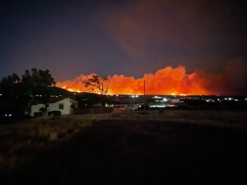 El incendio Aspen Acres visto desde Rye, Colorado, la noche del 2 de julio de 2026.