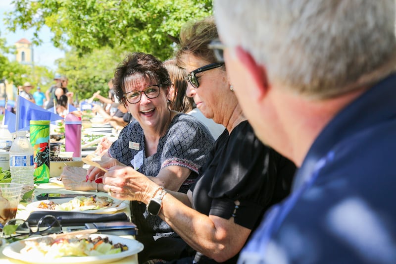 Sharon Brost, quien sirve como especialista de JustServe del Estaca Denver Colorado Norte, conversa con amigos en un evento comunitario en Denver, Colorado, el sábado 26 de julio de 2025.