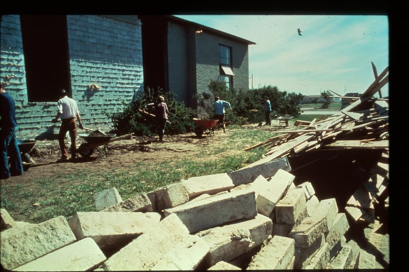 Voluntarios de Idaho, Utah, Wyoming y otros lugares ayudan a retirar escombros después de la inundación de la presa Teton en el verano de 1976.