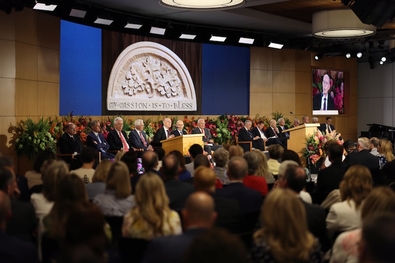 Una talla de madera hecha por el presidente Henry B. Eyring se exhibe mientras él habla en el Seminario para Nuevos Líderes de Misión 2026.