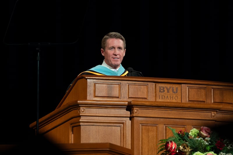 El presidente general de los Hombres Jóvenes, Timothy L. Farnes, habla a los graduados durante la ceremonia de graduación celebrada en el Centro BYU-I en Rexburg, Idaho, el jueves 18 de diciembre de 2025.