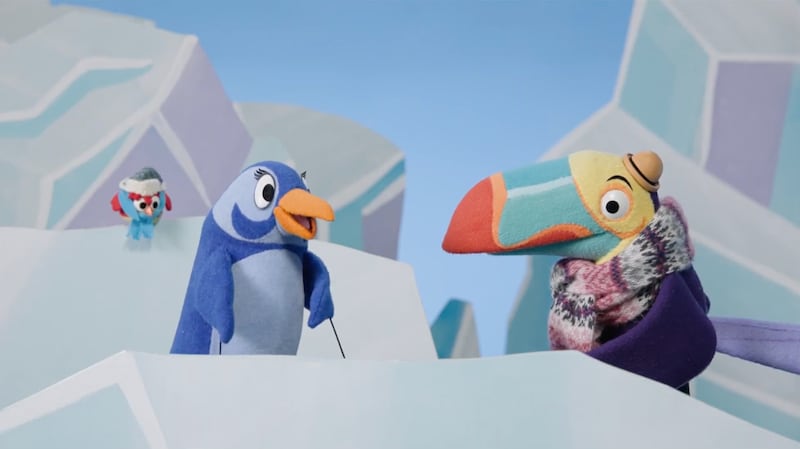 Los títeres de pájaros Gilbert, Penny y Louie hablan sobre las familias durante la transmisión Friend to Friend de septiembre de 2026.