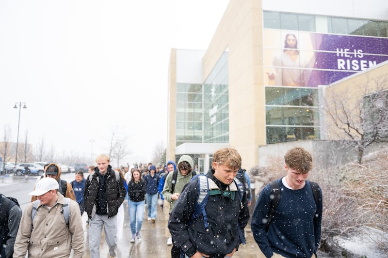 Estudiantes saliendo del I-Center de BYU-Idaho después de un mensaje devocional del élder Clement M. Matswagothata, Setenta Autoridad General, en Rexburg, Idaho, el martes 10 de marzo de 2026.