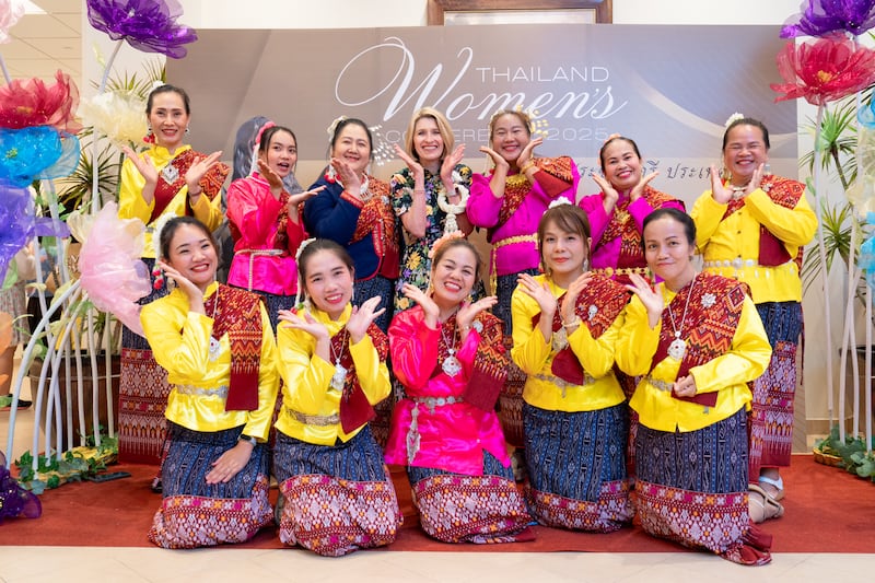 La presidenta general de la Sociedad de Socorro, Camille N. Johnson, se toma una foto con hermanas de la Sociedad de Socorro con vestimenta típica en Bangkok, Tailandia.