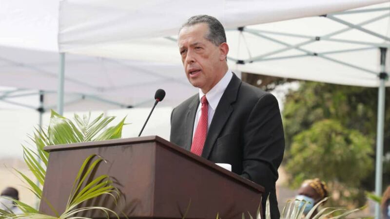El élder Hugo E. Martínez, presidente del Área África Oeste, ofrece unas palabras en la ceremonia de la primera palada del Templo de Freetown, Sierra Leona, realizada el 19 de marzo de 2022.