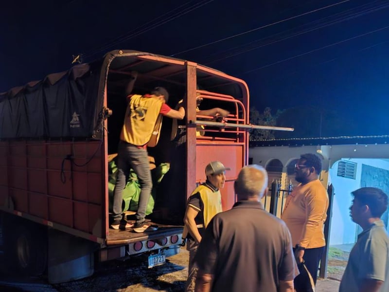 Los miembros de La Iglesia de Jesucristo de los Santos de los Últimos Días en el distrito de Chitré, Panamá colaboran en la entrega de kits de alimentos e higiene a las familias afectadas por un terremoto que azotó el 9 de octubre de 2026, como parte de los esfuerzos de ayuda humanitaria dirigidos por La Iglesia de Jesucristo de los Santos de los Últimos Días en Ciudad de Panamá, Panamá, el 15 de octubre de 2026.