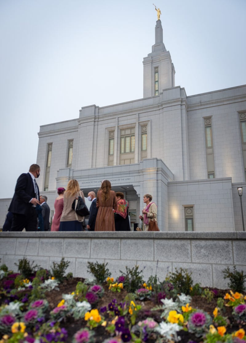 Los miembros de La Iglesia de Jesucristo de los Santos de los Últimos Días esperan en la fila para la dedicación del Templo de Pocatello, Idaho el domingo, 7 de noviembre de 2021 en Pocatello, Idaho.