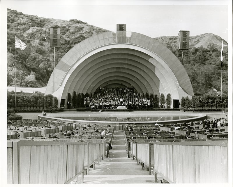 El Coro del Tabernáculo de la Manzana del Templo ensaya para un concierto en el Hollywood Bowl en Los Ángeles, California, en mayo de 1963.