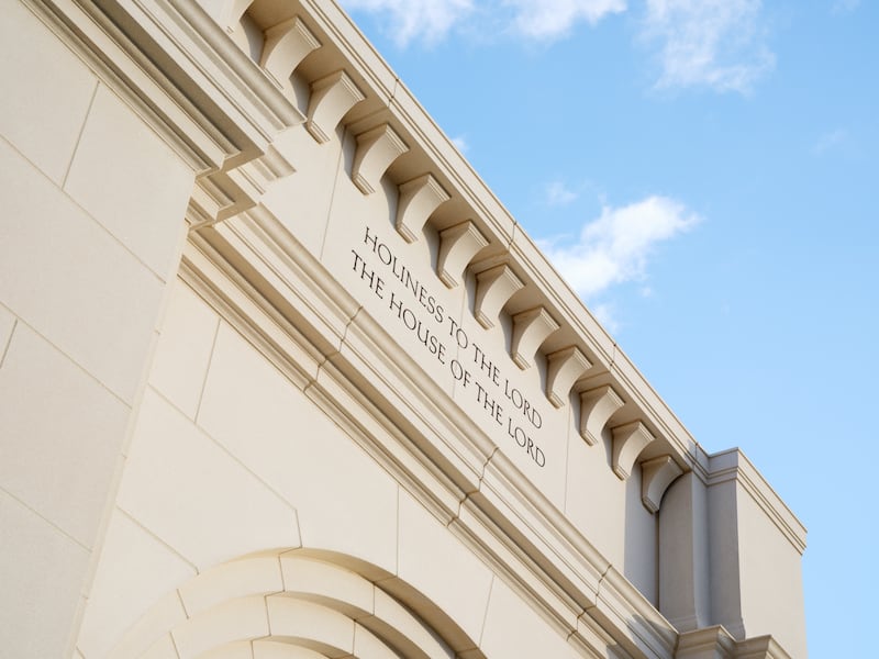 "Santidad al Señor: La casa del Señor" se muestra encima de la entrada del Templo de Cody, Wyoming.