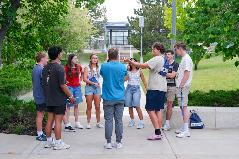Un consejero de FSY y un grupo de jóvenes se reúnen en una sesión de Para la Fortaleza de la Juventud en Salt Lake City en 2025.